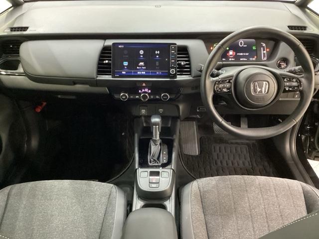 フィット e:HEVホームブラックスタイル 4WD 中古スタッドレスタイヤ、純正メモリーナビ、ドライブレコーダー前後装着+ETC付 当社デモカー フルセグTV Bluetooth接続 バックカメラ スマートキー 衝突被害軽減システム ABS(7枚目)