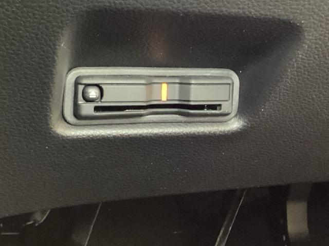 フィット e:HEVホームブラックスタイル 4WD 中古スタッドレスタイヤ、純正メモリーナビ、ドライブレコーダー前後装着+ETC付 当社デモカー フルセグTV Bluetooth接続 バックカメラ スマートキー 衝突被害軽減システム ABS(18枚目)