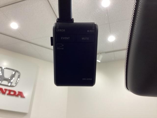 フィット e:HEVホームブラックスタイル 4WD 中古スタッドレスタイヤ、純正メモリーナビ、ドライブレコーダー前後装着+ETC付 当社デモカー フルセグTV Bluetooth接続 バックカメラ スマートキー 衝突被害軽減システム ABS(19枚目)