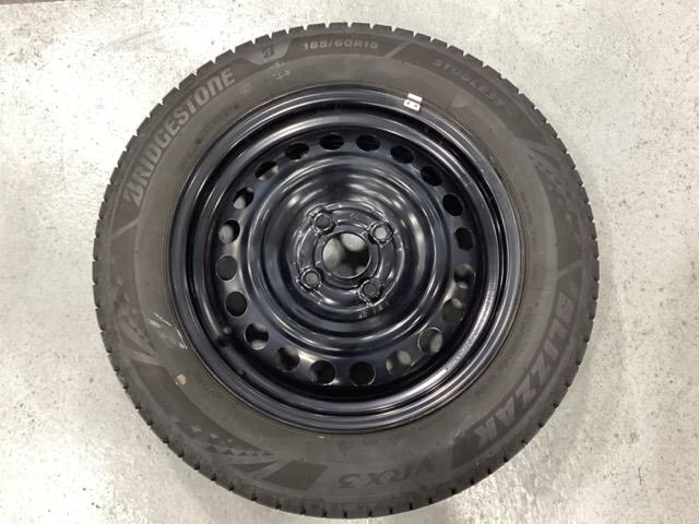 フィット ｅ：ＨＥＶホーム　純正メモリーナビ　ドライブレコーダー　キーレス　ホンダセンシング　クルーズコントロール　衝突軽減ブレーキ　横滑り防止　障害物センサー　盗難防止　バックカメラ　ＬＥＤヘッドライト　４ＷＤ（3枚目）