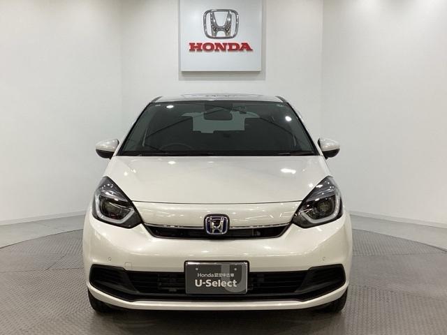 フィット ｅ：ＨＥＶホーム　純正メモリーナビ　ドライブレコーダー　キーレス　ホンダセンシング　クルーズコントロール　衝突軽減ブレーキ　横滑り防止　障害物センサー　盗難防止　バックカメラ　ＬＥＤヘッドライト　４ＷＤ（4枚目）