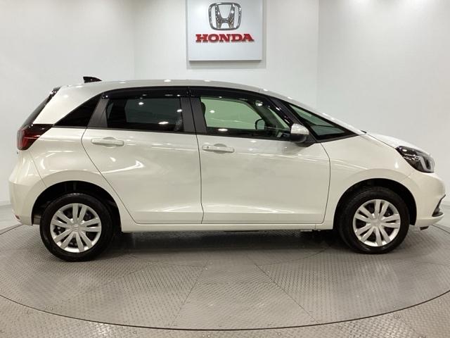 フィット ｅ：ＨＥＶホーム　純正メモリーナビ　ドライブレコーダー　キーレス　ホンダセンシング　クルーズコントロール　衝突軽減ブレーキ　横滑り防止　障害物センサー　盗難防止　バックカメラ　ＬＥＤヘッドライト　４ＷＤ（6枚目）