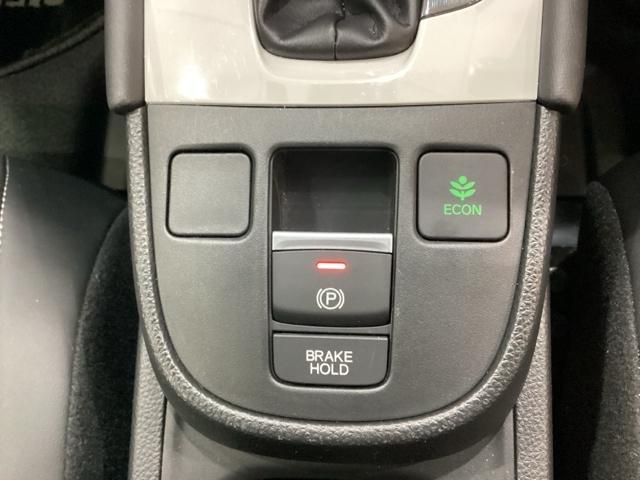 フィット ｅ：ＨＥＶホーム　純正メモリーナビ　ドライブレコーダー　キーレス　ホンダセンシング　クルーズコントロール　衝突軽減ブレーキ　横滑り防止　障害物センサー　盗難防止　バックカメラ　ＬＥＤヘッドライト　４ＷＤ（12枚目）