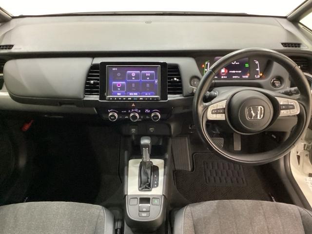 車内は光触媒抗菌消臭施工済です。インパネ周りはスタイリッシュなデザインで機能や装備も充実しています。グローブボックスやカップホルダーのほかにトレーなどたくさんの収納スペースが付いています。