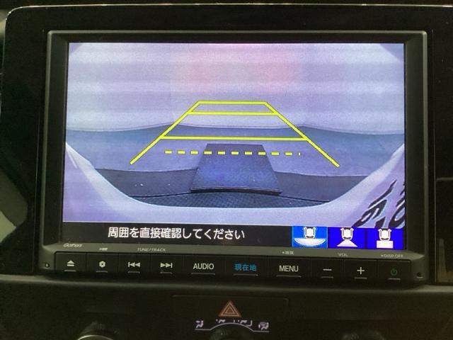 バックでの車庫入れも安心です！　リアカメラが付いているバックモニター付のナビを装備しております。操作線もついており距離感も画面から確認できます。