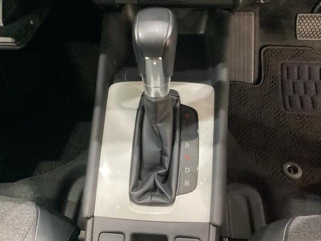 ＣＶＴ車のセレクトレバーです。低速から高速まで、変速ショックのないスムーズな走りを実現するとともに、エンジン効率のよい領域を維持することで燃費にも貢献します。