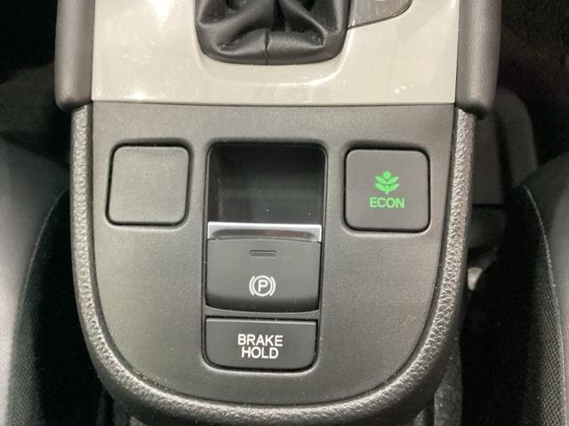 セレクトレバーの下に電子制御パーキングブレーキがあります。スイッチひとつで、停車した地点の傾斜などをシステムが検知・判断してブレーキ力を自動的に最適制御し、しっかり停車できるパーキングシステムです。