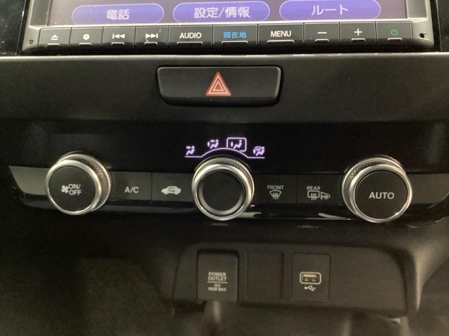 オートエアコンがついてますので、簡単操作で快適に過ごせます。リア熱線のスイッチの中に、雪道に対応したサイドミラーヒーターも入っています。