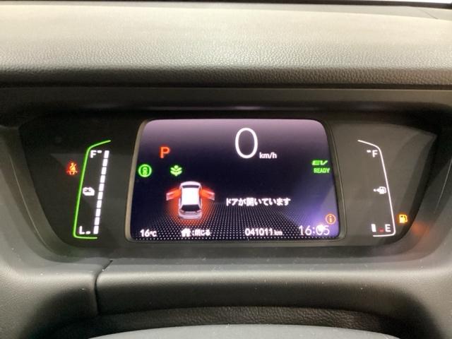 デジタル表示のスピードメーターとタコメーター、燃費やオドメーターなどの表示の他に、ホンダセンシング機能などの表示もできる多機能なマルチインフォメーション・ディスプレイです。