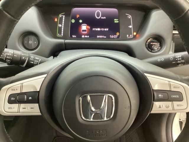 オーディオのチャンネル変更やボリュームなどの操作スイッチの他にレフトセレクターホイールがついています。中央部を指先で上下に動かすことで、マルチインフォメーション・ディスプレイの各表示が確認できます。