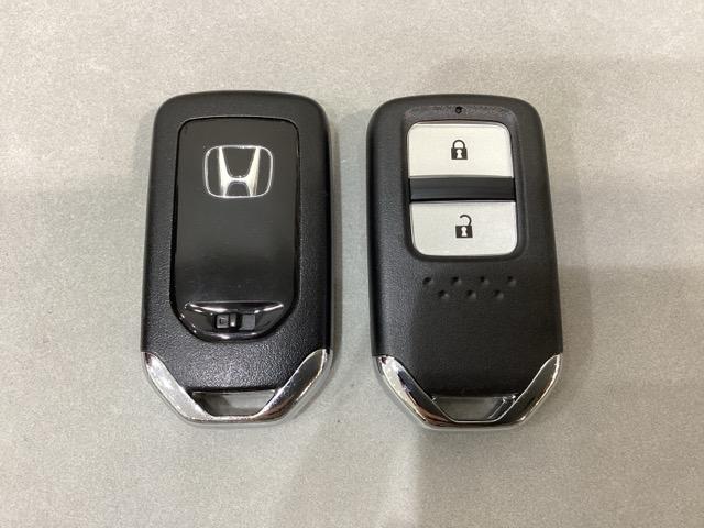 スマートキーを装備しています。鍵を差し込むことなくドアロックの開け閉めと、スタートボタン操作でのエンジンスタートができます。スペアキーも同じものを用意しております。