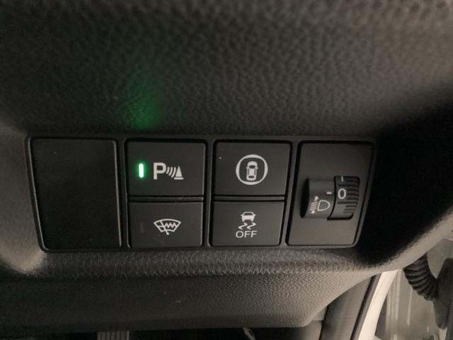 ハンドルの右側にはヘットライトリベライザーとＨｏｎｄａセンシング用のＶＳＡ解除スイッチなどがついています。ヘッドライトリベライザーは道路状況や積荷の加重に応じてライトの高さを調節できます。