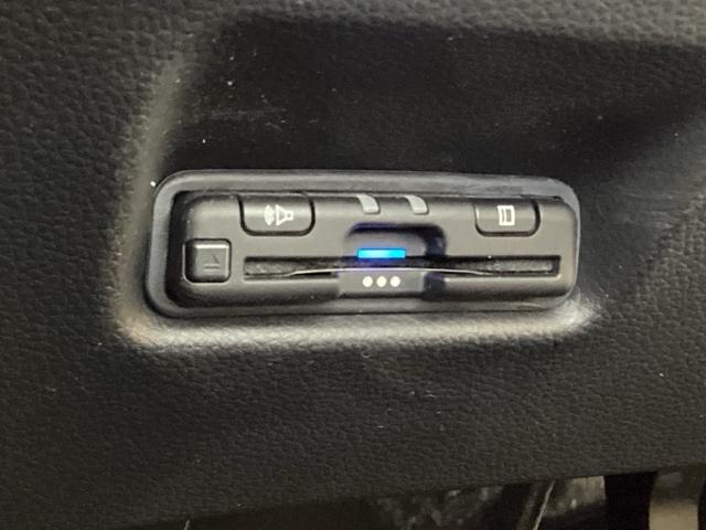 ハンドルの左下にＥＴＣがついています。高速道路の料金所の通過も楽々です。　カードの取り出しもしやすい場所についています。