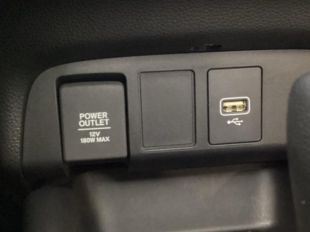 アクセサリーソケットはＵＳＢのアダプターなどをつければ、スマホの充電にも使えます。横にはナビゲーション用の外部入力可能なＵＳＢ端子がついており、周辺には物が置けるトレーがついています。
