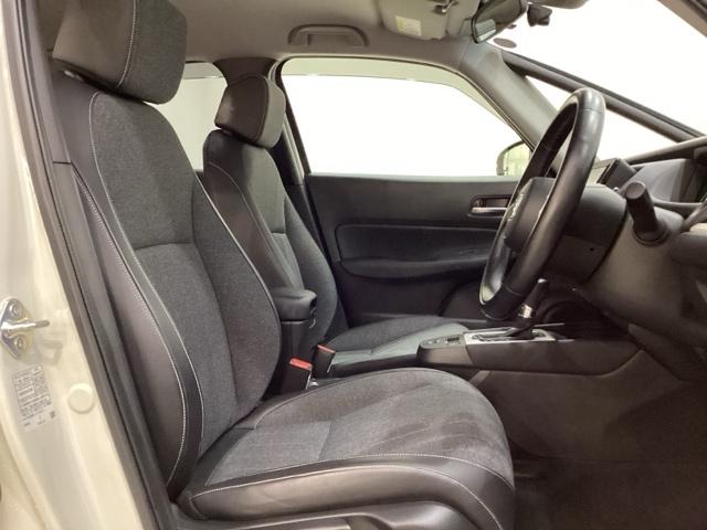 広い足元にゆったり座れるシートには肘掛けも装備しており長距離の運転でも疲れにくくなってます。女性でも運転がしやすいように、シートの高さ調整機能（シートリフター）がついています。