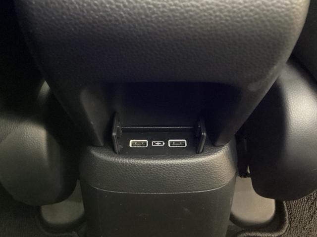 アームレストの後ろ側には、リア席用の充電可能なＵＳＢ端子が２個ついています。移動中に充電もできるので便利です。