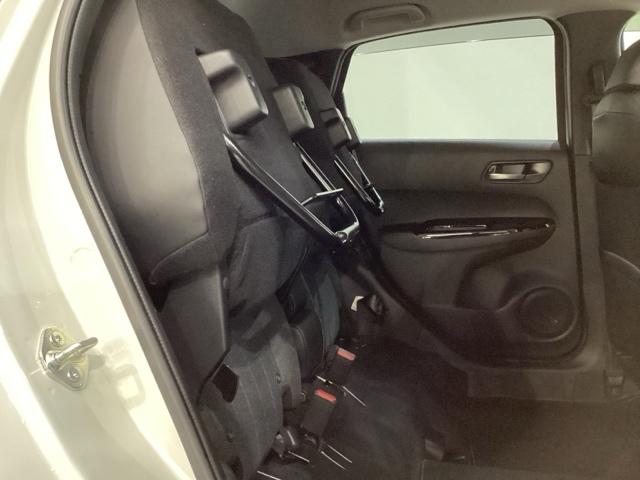 座面を跳ね上げて収納スペースを広くすることも可能です。