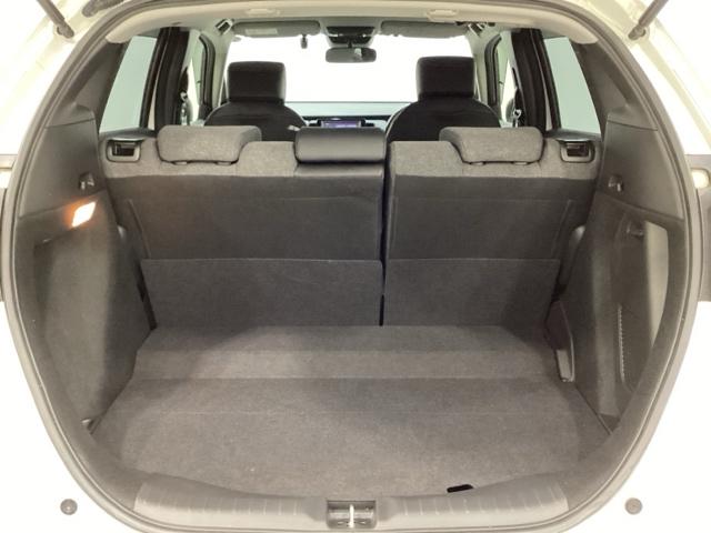 ラゲッジも広く使いやすいトランクは、開口部も広く荷物の積み下ろしもしやすいお車となっております。リアシートの背もたれは６：４の割合で分割して可倒できるので、長いお荷物などを載せることもできます。