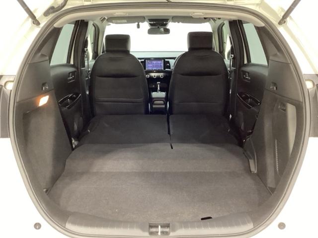 リアシートの背もたれは女性でも容易にシートアレンジが出来るように設定しており、ワンアクションで倒すことも起こすことも可能です。後部座席すべてをフラットな状態にも出来ます。