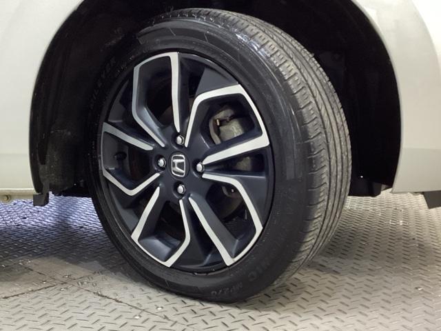 精悍なデザインの純正アルミホイールを装備しています。足元を引き立てて、美しいボディラインを一層引き締めてくれています。