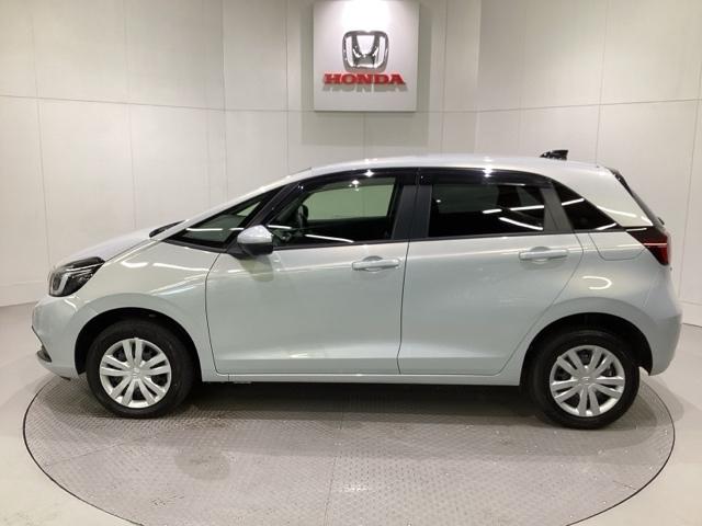 フィット ｅ：ＨＥＶホーム　当社レンタアップ　ドライブレコーダー前後装備車　光触媒抗菌消臭施工済（4枚目）