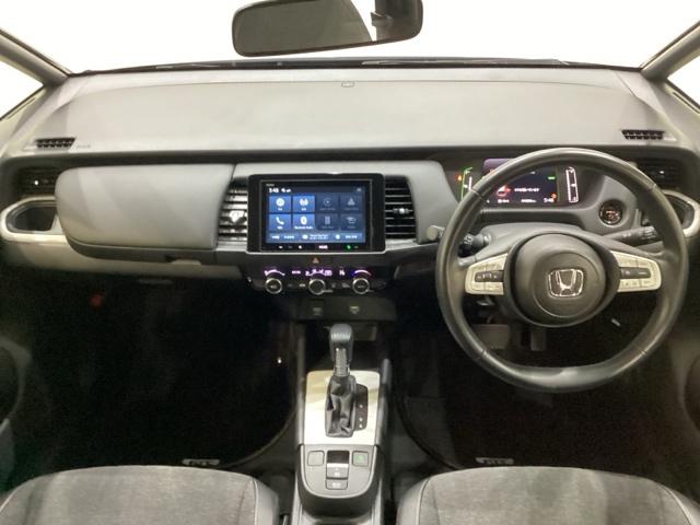 �ԓ��͌��G�}�R�ۏ��L�{�H�ςł��B�X�^�C���b�V���ȃf�U�C���ŃX�|�[�e�B�ȃC���p�l��������o���܂��B�O���[�u�{�b�N�X��J�b�v�z���_�[�̂ق��Ƀg���[�Ȃǂ�������̎��[�X�y�[�X���t���Ă��܂��B