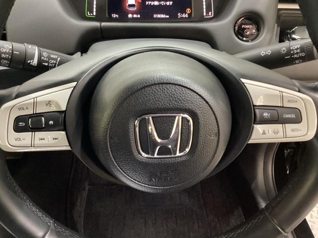 �I�[�f�B�I�̃`�����l���ύX��{�����[���Ȃǂ̑���X�C�b�`�̑��Ƀ��t�g�Z���N�^�[�z�C�[�������Ă��܂��B���������w��ŏ㉺�ɓ��������ƂŁA�}���`�C���t�H���[�V�����E�f�B�X�v���C�̊e�\�����m�F�ł��܂��B