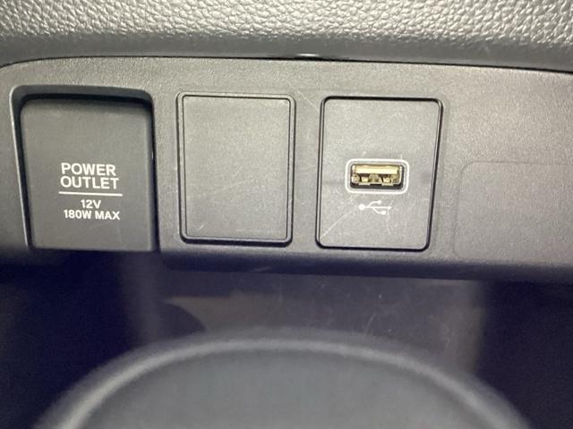 �A�N�Z�T���[�\�P�b�g�͂t�r�a�̃A�_�v�^�[�Ȃǂ�����΁A�X�}�z�̏[�d�ɂ��g���܂��B���ɂ̓i�r�Q�[�V�����p�̊O�����͉\�Ȃt�r�a�[�q�����Ă���A���ӂɂ͕����u����g���[�����Ă��܂��B