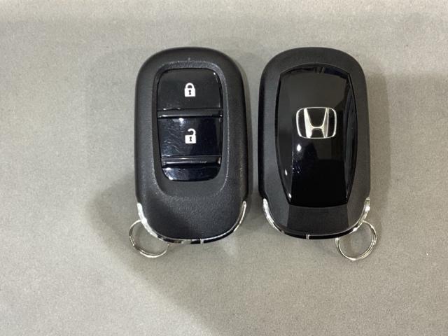 �X�}�[�g�L�[�𑕔����Ă��܂��B�����������ނ��ƂȂ��h�A���b�N�̊J���߂ƁA�X�^�[�g�{�^������ł̃G���W���X�^�[�g���ł��܂��B�X�y�A�L�[���������̂�p�ӂ��Ă���܂��B