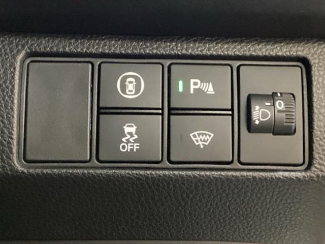 �n���h���̉E���ɂ̓w�b�g���C�g���x���C�U�[�Ƃg���������Z���V���O�p�̂u�r�`�����X�C�b�`�Ȃǂ����Ă��܂��B�w�b�h���C�g���x���C�U�[�͓��H�󋵂�ωׂ̉��d�ɉ����ă��C�g�̍����𒲐߂ł��܂��B