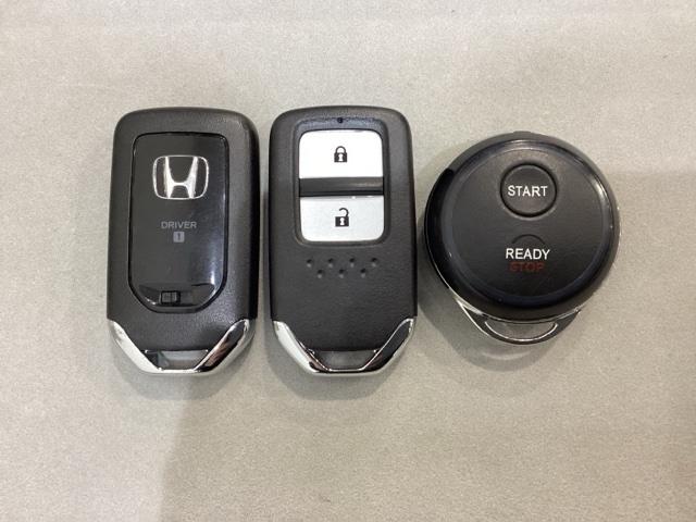 �X�}�[�g�L�[�𑕔����Ă��܂��B�����������ނ��ƂȂ��h�A���b�N�̊J���߂ƁA�X�^�[�g�{�^������ł̃G���W���X�^�[�g���ł��܂��B�����āA���������R���G���W���X�^�[�^�[�p�̑���L�[�����Ă��܂��B