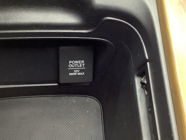 �Z���^�[�R���\�[�����̎��[�����ɂ́A�A�N�Z�T���[�\�P�b�g�����Ă��܂��B�ړ����ɏ[�d���ł���̂ŕ֗��ł��B