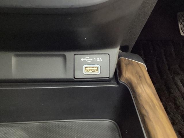 �G���N�g���b�N�M�A�Z���N�^�[�̉��ɂ͏[�d�ƊO�����͂̉\�Ȃt�r�a�[�q�����Ă��܂��B