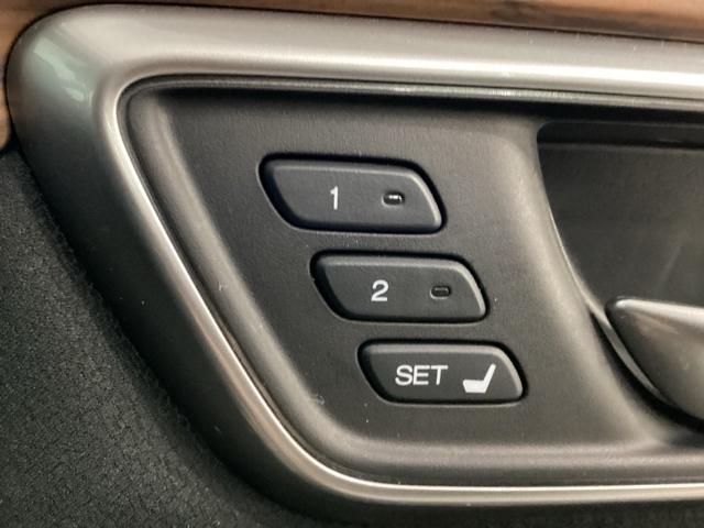 �������̃V�[�g�ʒu���L���Œ肳����u�h���C�r���O�|�W�V�����V�X�e���v�����Ă��܂��B�{�^������ŃV�[�g�ʒu�����ɖ߂�֗��ȋ@�\�ł��B