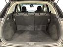 ラゲッジも広く使いやすいトランクは、開口部も広く荷物の積み下ろしもしやすいお車となっております。リアシートの背もたれは6:4の割合で分割して可倒できるので、長いお荷物などを載せることもできます。