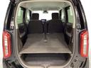 リアシートの背もたれを倒してさらに広々としたトランクスペースになります。段差も少なく荷物の出し入れもしやすくなっています。