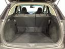ラゲッジも広く使いやすいトランクは、開口部も広く荷物の積み下ろしもしやすいお車となっております。リアシートの背もたれは６：４の割合で分割して可倒できるので、長いお荷物などを載せることもできます。