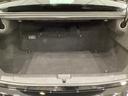 ラゲッジも広く使いやすいトランクは、開口部も広く荷物の積み下ろしもしやすいお車となっております。リアシートの背もたれは６：４の割合で分割して可倒できるので、長いお荷物などを載せることもできます。