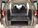 リアシートをフラットにすればさらに荷室を広げられます。フラットをするにあたり、リアシートの座面を持ち上げて、座面があったスペースに背もたれを倒して重ねるダブルフォールディング式を採用しています。