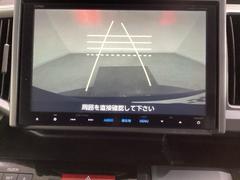 バックでの車庫入れも安心です！　リアカメラが付いているバックモニター付のナビを装備しております。操作線もついており距離感も画面から確認できます。 7