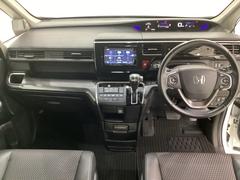 車内は光触媒抗菌消臭施工済です。インパネ周りはスタイリッシュなデザインで機能や装備も充実しています。グローブボックスやカップホルダーのほかにトレーなどたくさんの収納スペースが付いています。 6