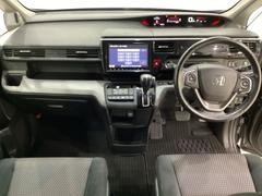 車内は光触媒抗菌消臭施工済です。インパネ周りはスタイリッシュなデザインで機能や装備も充実しています。グローブボックスやカップホルダーのほかにトレーなどたくさんの収納スペースが付いています。 6