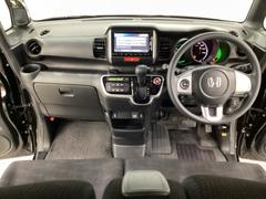 車内は光触媒抗菌消臭施工済です。インパネ周りはスタイリッシュなデザインです。グローブボックスやカップホルダーのほかにトレーなどたくさんの収納スペースが付いています。 5