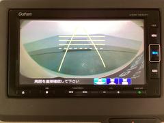 バックでの車庫入れも安心です！　リアカメラが付いているバックモニター付のナビを装備しております。操作線もついており距離感も画面から確認できます。 7