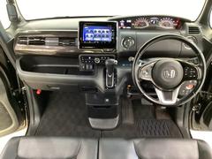 車内は光触媒抗菌消臭施工済です。インパネ周りはスタイリッシュなデザインで機能や装備も充実しています。グローブボックスやカップホルダーのほかにトレーなどたくさんの収納スペースが付いています。 6