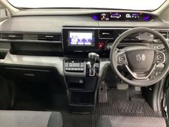 車内は光触媒抗菌消臭施工済です。インパネ周りはスタイリッシュなデザインで機能や装備も充実しています。グローブボックスやカップホルダーのほかにトレーなどたくさんの収納スペースが付いています。 5