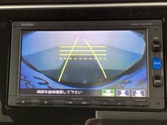 バックでの車庫入れも安心です！　リアカメラが付いているバックモニター付のナビを装備しております。操作線もついており距離感も画面から確認できます。 7
