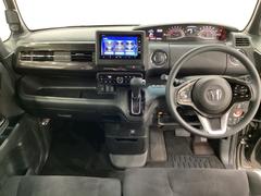 車内は光触媒抗菌消臭施工済です。インパネ周りはスタイリッシュなデザインで機能や装備も充実しています。グローブボックスやカップホルダーのほかにトレーなどたくさんの収納スペースが付いています。 5
