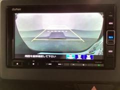 バックでの車庫入れも安心です！　リアカメラが付いているバックモニター付のナビを装備しております。操作線もついており距離感も画面から確認できます。 7
