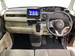 車内は光触媒抗菌消臭施工済です。インパネ周りはスタイリッシュなデザインで機能や装備も充実しています。グローブボックスやカップホルダーのほかにトレーなどたくさんの収納スペースが付いています。 5